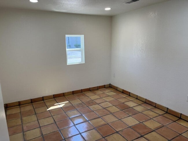 Building Photo - 210 E Cates St