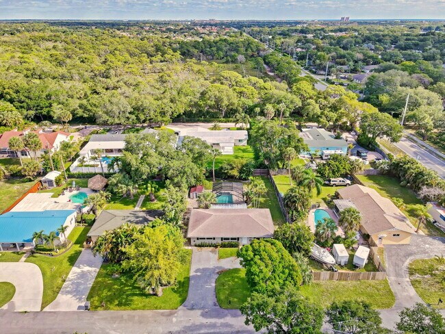 Building Photo - 2545 Venice Dr