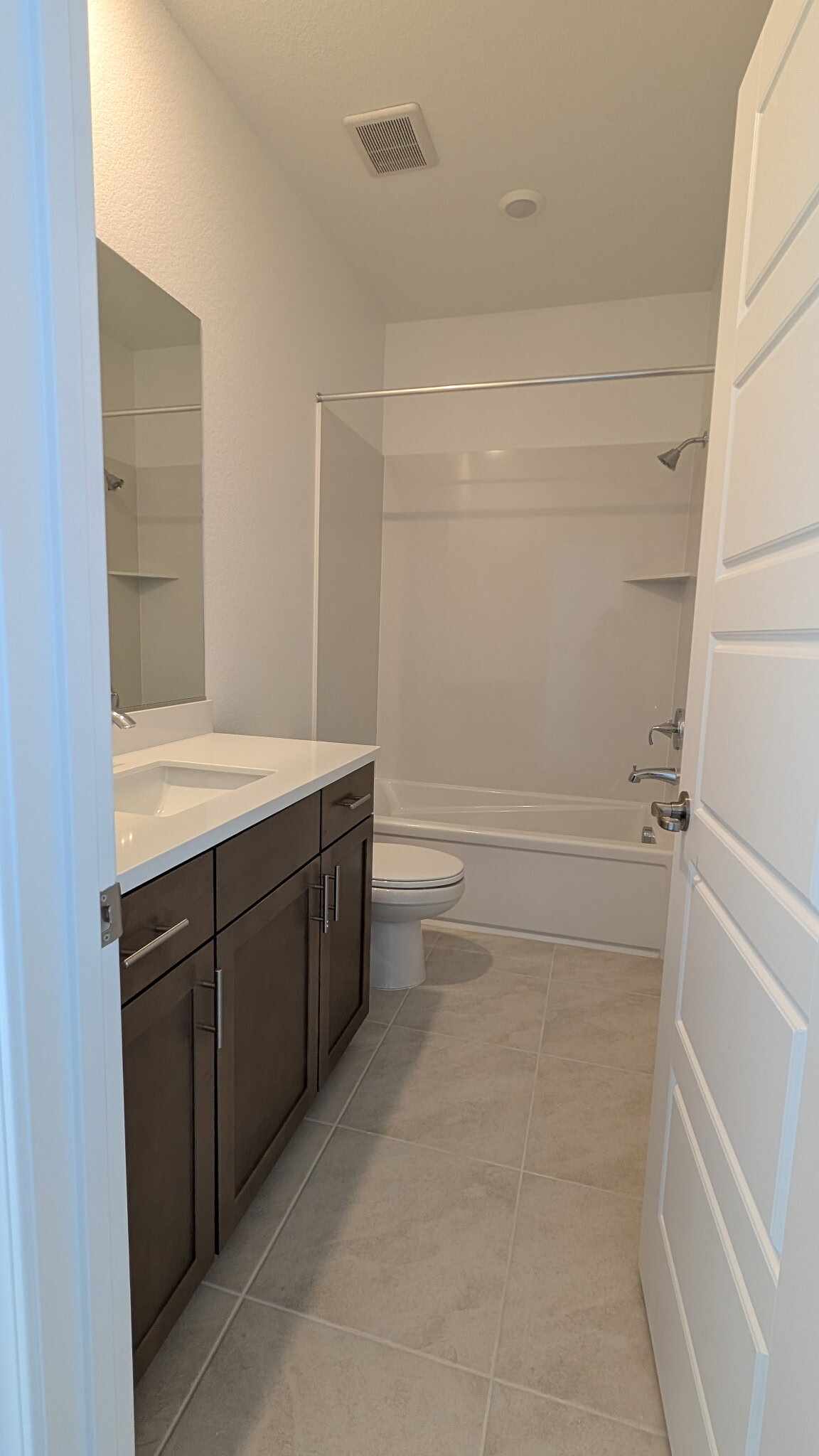 Full Bathroom - 1550 Hurst St