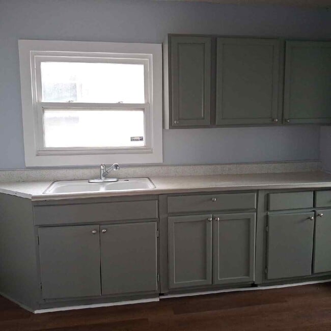 Building Photo - 628 W 22nd St