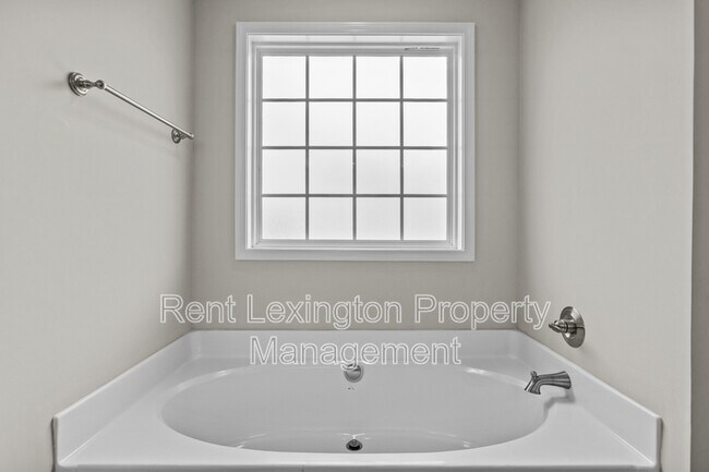 Building Photo - 220 Little Leaf Dr