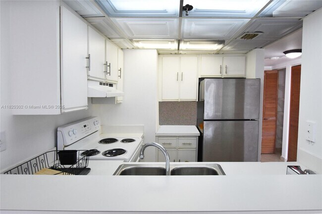 Building Photo - 540 Brickell Key Dr