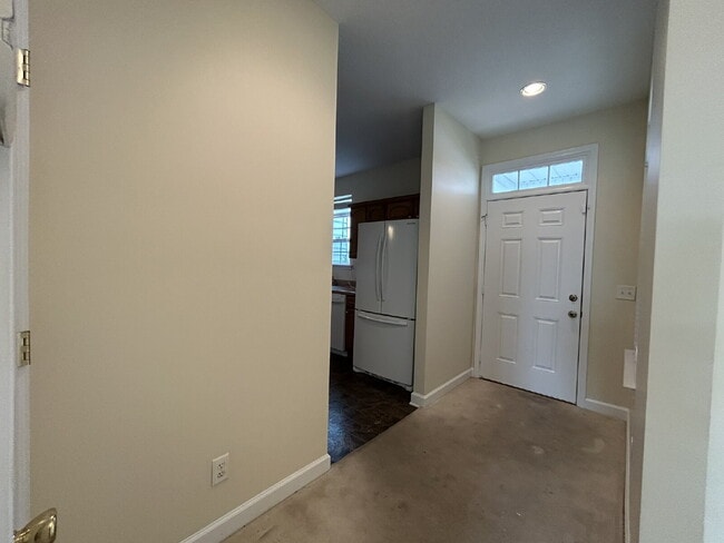 Building Photo - Town House For Rent