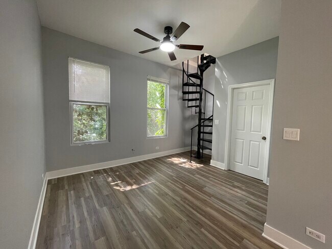 Building Photo - 942 N Elston Ave