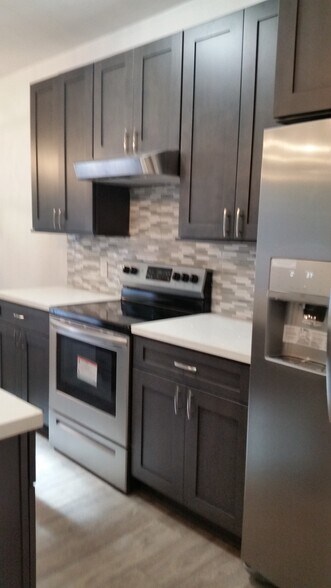 range and cabinets - 304 NW 15th Ter