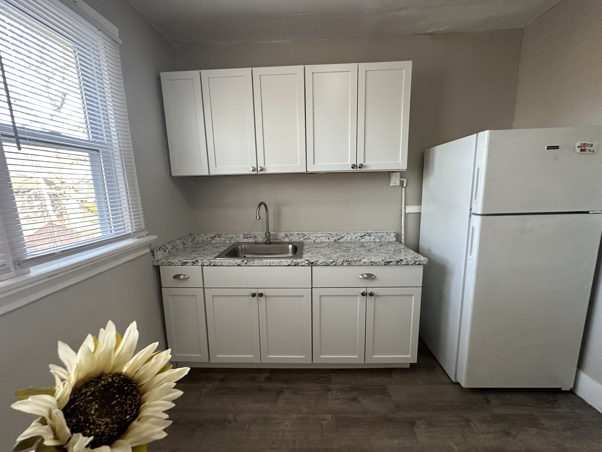 Upstairs Unit - 4820 Haverhill St