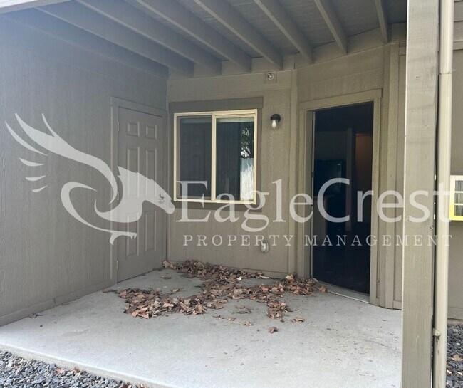 Building Photo - Two Bedroom, One and a Half Bathroom Unit
