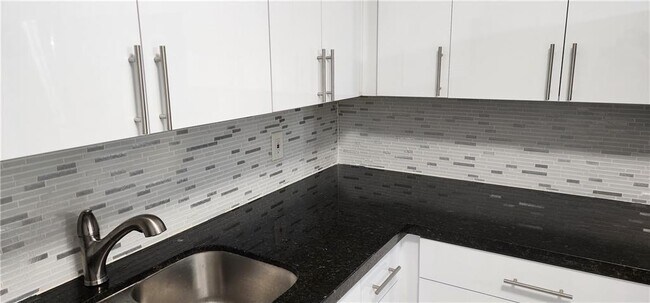 Building Photo - $2,350MONTHLY;900 SW 11TH ST #3 HALLENDALE...