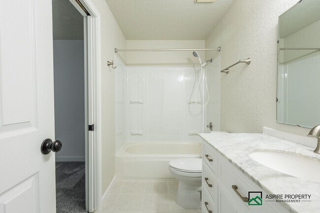 Building Photo - New Renovated 2 Bed 2 bath Townhome