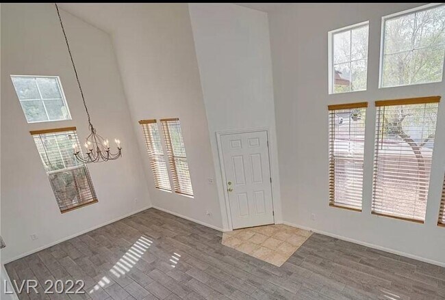 Building Photo - 1200 Valerio Ln