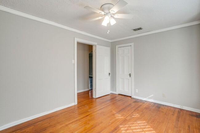 Building Photo - Amazing Historic 1940's Home in Original Cleburne- 4 Bed- 3 Bath w/ Multiple Living Areas- 76033