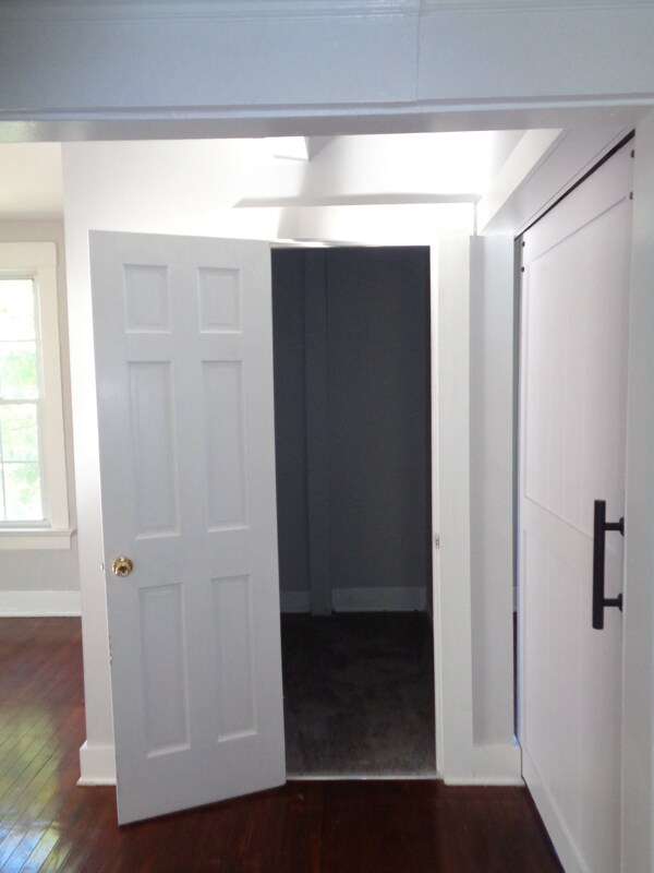 Building Photo - 868 Academy Ave