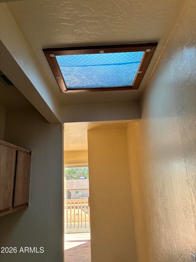 Building Photo - 1422 E Yucca St