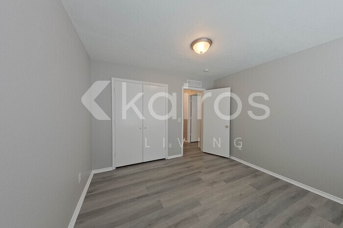 Building Photo - 2720 Edgemere Dr