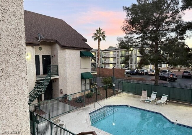 Building Photo - 460 Elm Dr