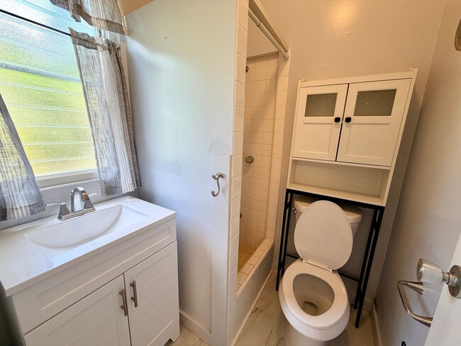 Building Photo - Spacious 2 Bedroom / 2 Bathroom Pet-Friendly Home in Moanalua Valley