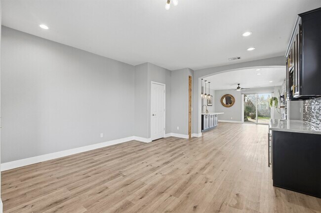 Building Photo - 601 Tamarindo Way