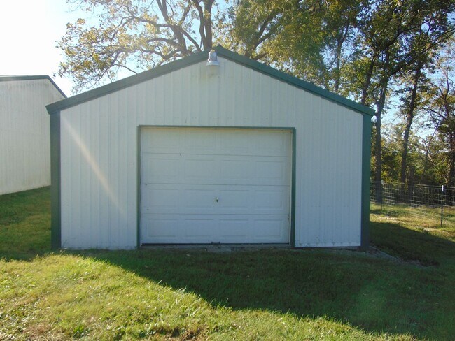 Building Photo - Fayette Family Farm House!