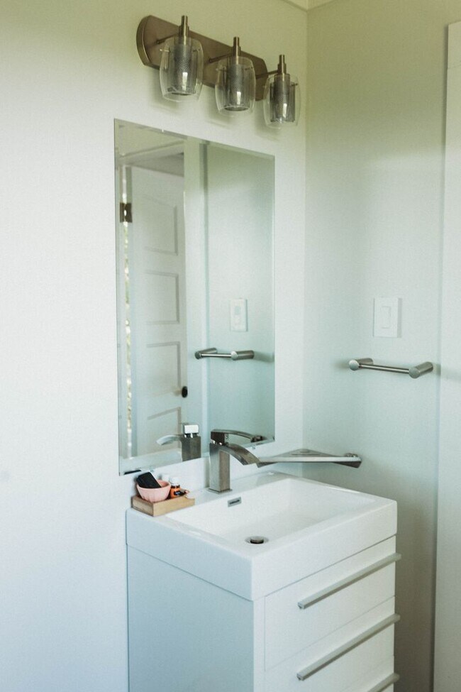 Building Photo - Call Peggy 501 676 1758