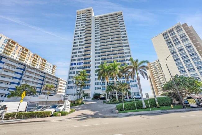 Building Photo - 3140 S Ocean Dr