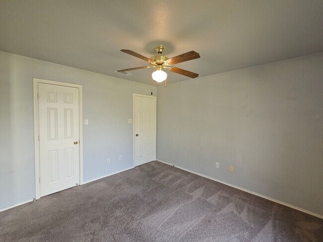 Building Photo - 4507 Twin Oaks Cir