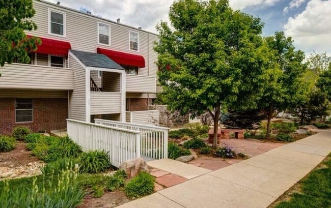 Building Photo - Two Story 2 Bed 1 Bath Condo in Central Bo...