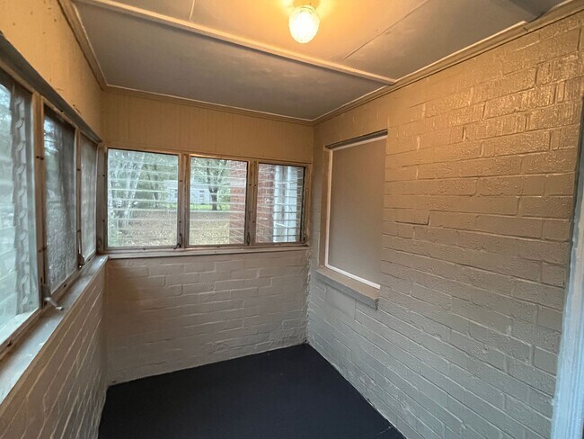 Building Photo - **ON HOLD**2 Bedroom / 1 Bathroom Total El...