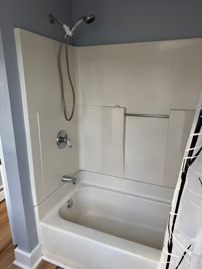 shower tub - 55 A Thorndike
