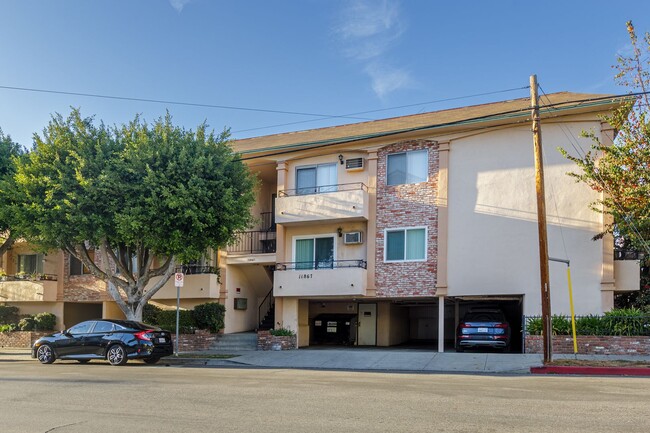 Primary Photo - Cozy 2-Bedroom, 2-Bathroom in Los Angeles