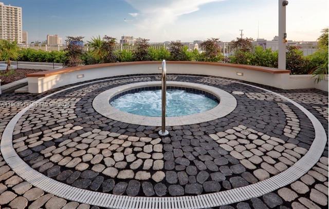 Building Photo - 2020 N Bayshore Dr