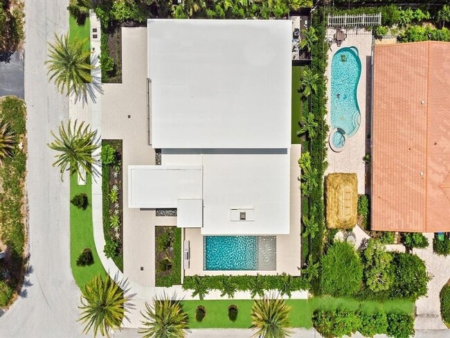 Building Photo - 2657 NE 34th St