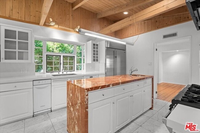 Building Photo - 4031 Hollyline Ave