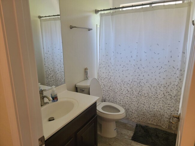 Building Photo - 3-Bedroom / 2-Bathroom Home with Attached ...