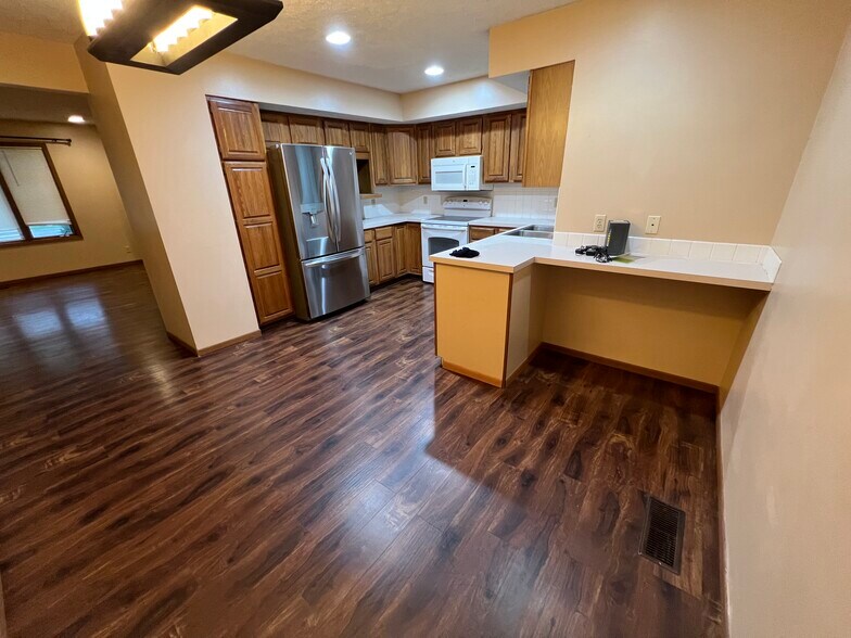 Building Photo - 5501 S 32nd Cir