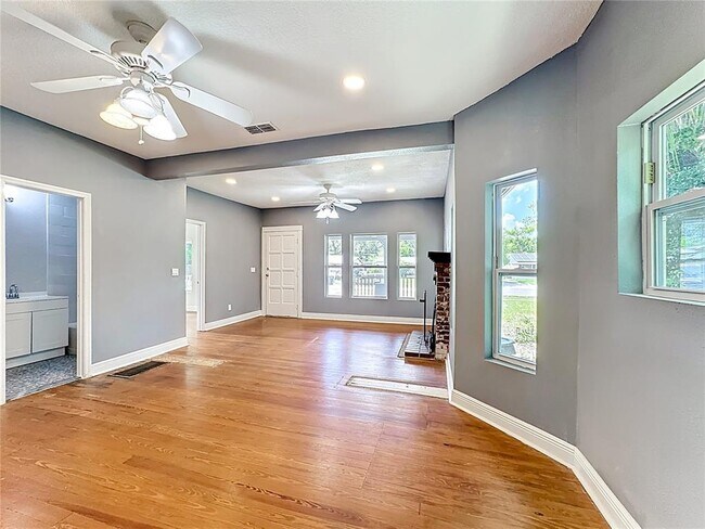 Building Photo - 2409 Drake Dr