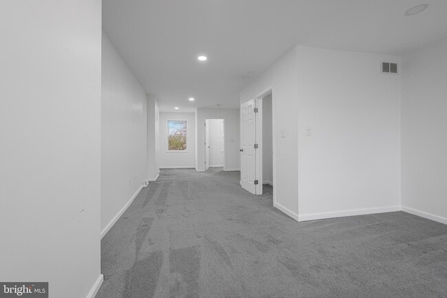 Building Photo - 609 W 9th St