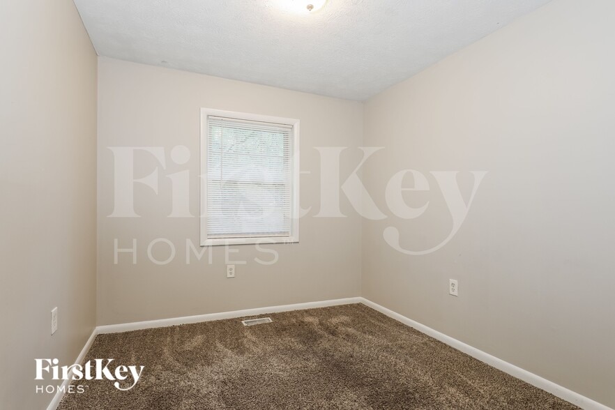 Building Photo - 252 N Lake Dr