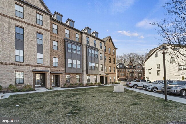 Building Photo - This beautiful 3 bed 2.5 bath 2-story condo provides a grand feeling with tall ceilings & over 16...