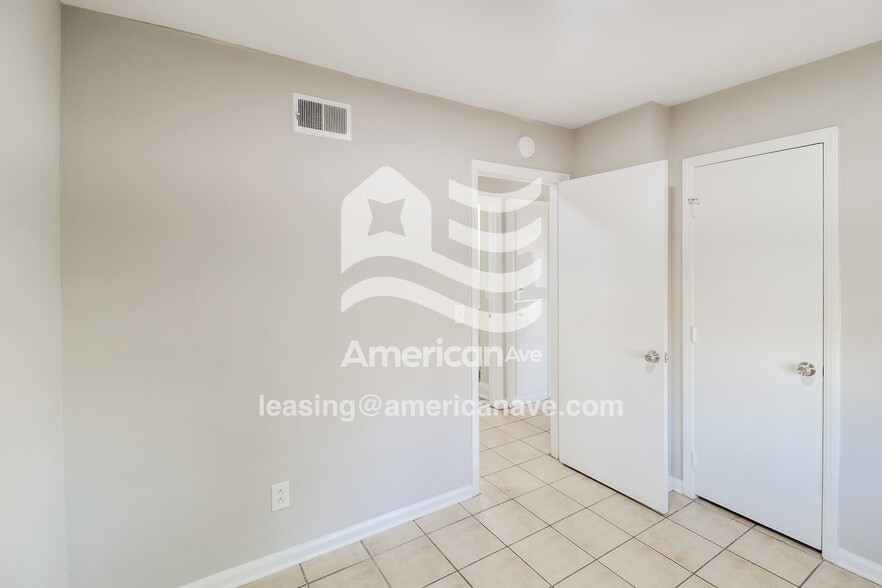 Building Photo - 2306 Watkins Dr
