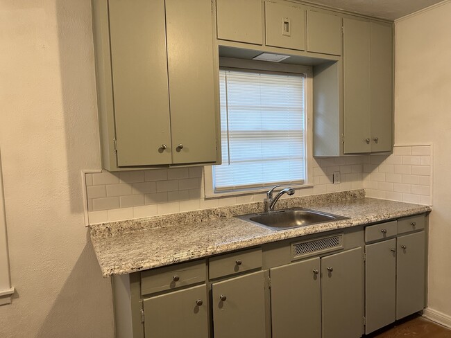 Building Photo - 502 Breezy Ln