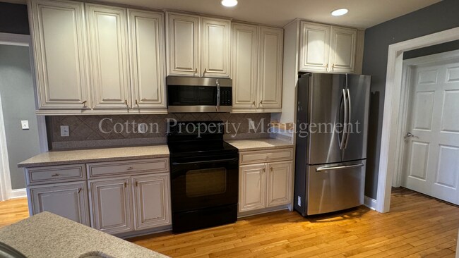 Building Photo - 4BR/3BA Well appointed home in the gated c...