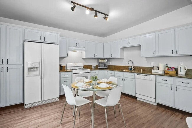 Building Photo - 728 Stepney Pl
