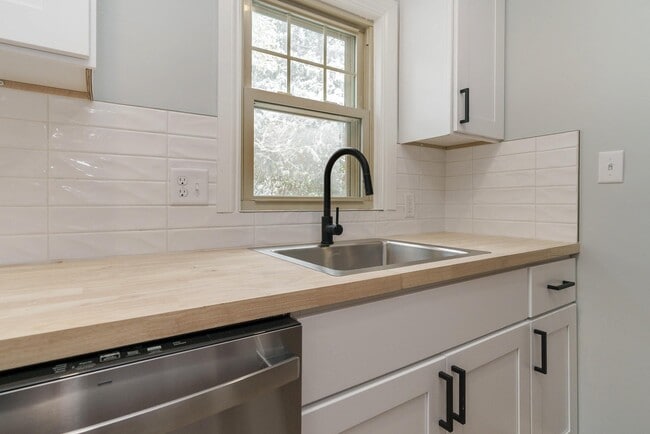 Building Photo - 2228 Holt Ave