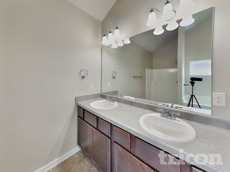 Building Photo - 656 Armitage Way