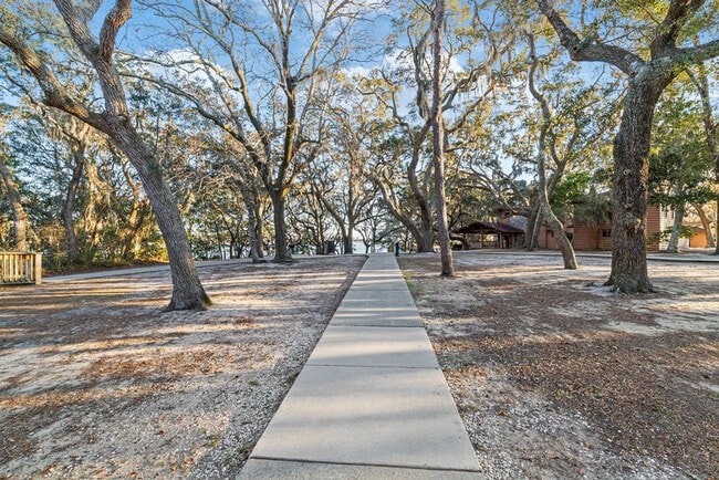 Building Photo - 31 Sarah St