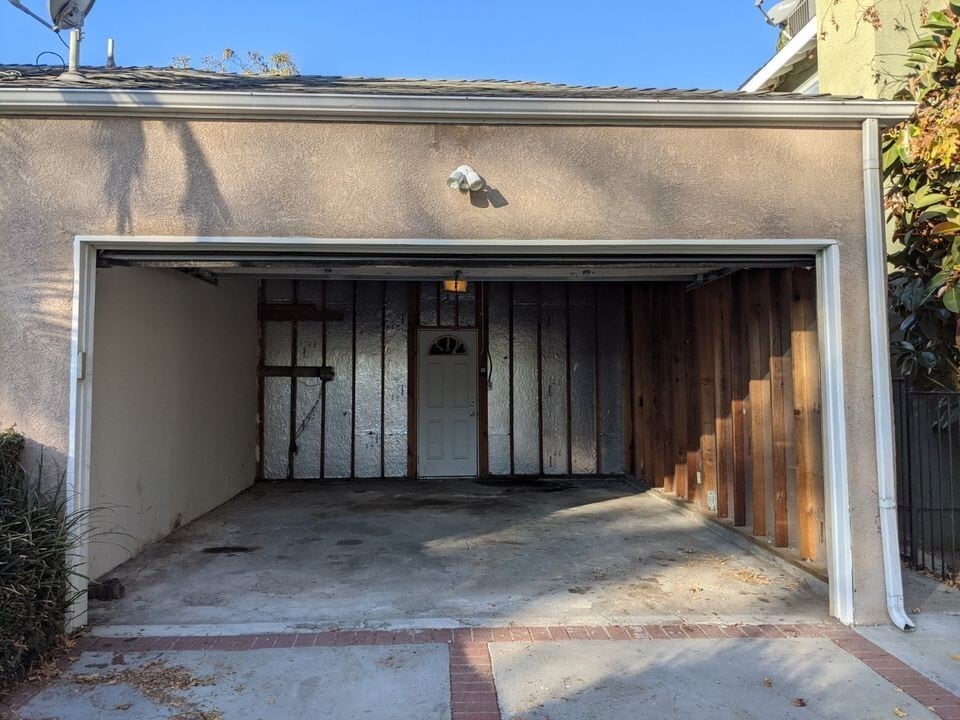 Building Photo - 14641 Moorpark St