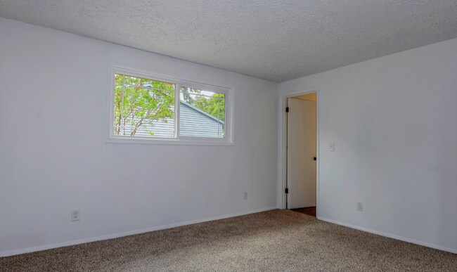 Building Photo - Lake Shore 3 Bedroom- Single Level!