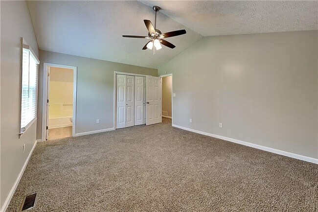 Building Photo - 450 Sumer Ln N