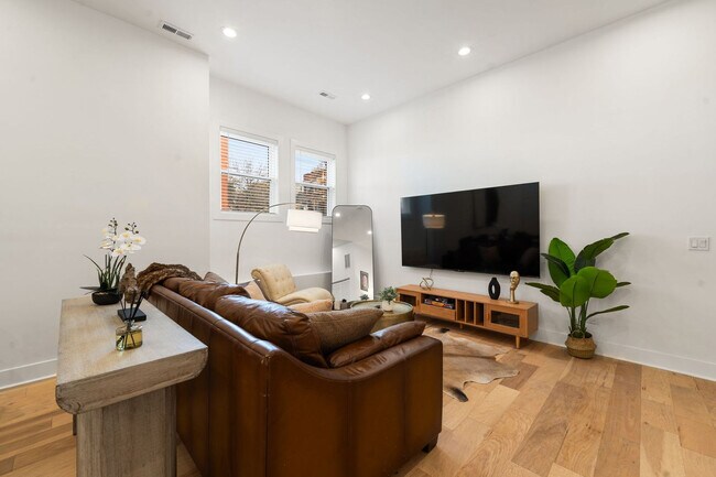 Building Photo - 1941 W Augusta Blvd