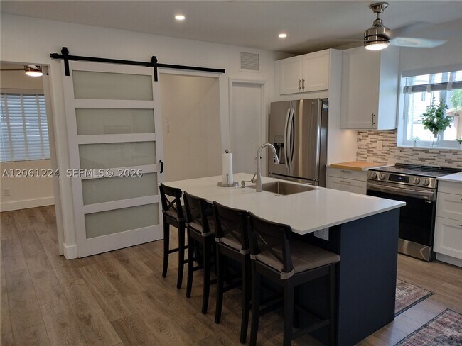 Building Photo - 2700 SW 28th Ct